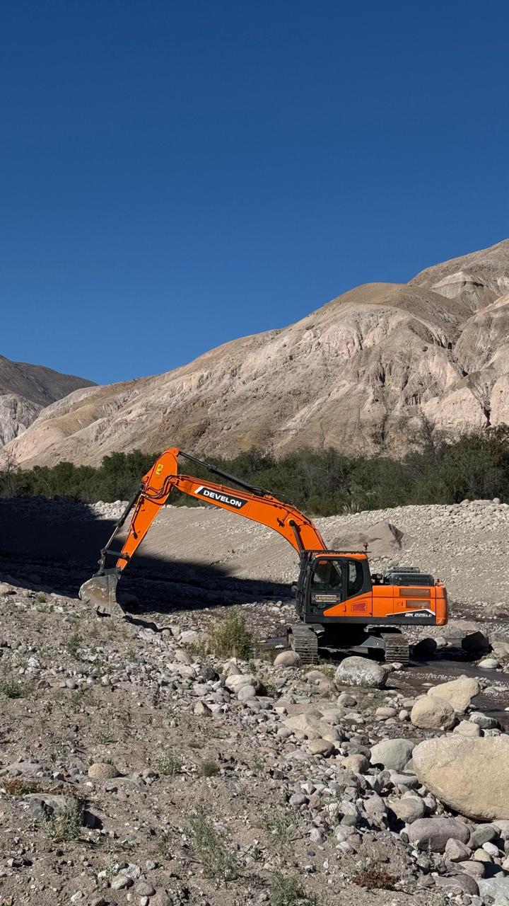 Excavadora Develon DX255LC operando en lecho de río