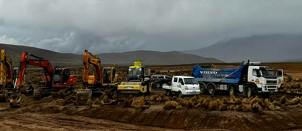 Flota completa TC Maquinarias: excavadoras, rodillo compactador, camioneta y camión tolva Volvo en faena