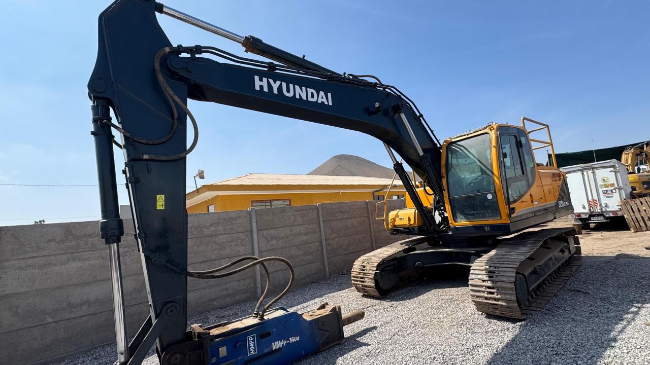 Excavadora Hyundai 220LC con martillo hidráulico MMPP-1400